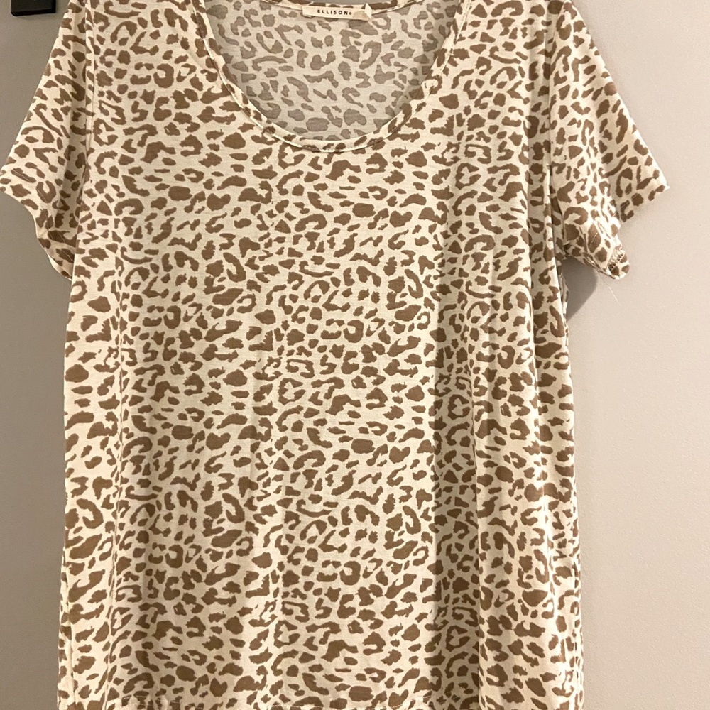 Short sleeve cheetah print shirt